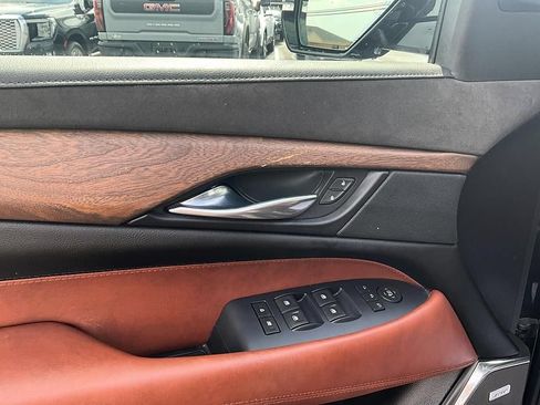 Used 2017 Cadillac Escalade Luxury AWD/4WD image 13