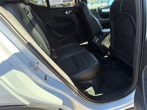 Used 2021 Volvo XC40 T4 Momentum image 15