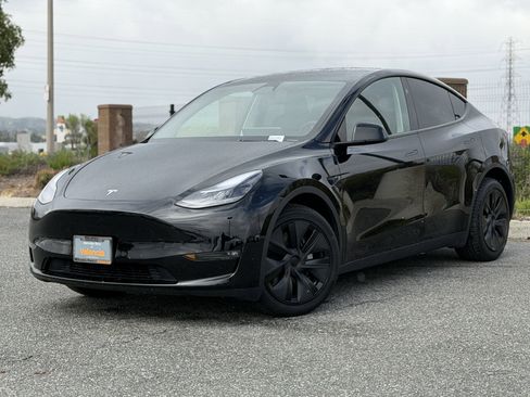 Used 2025 Tesla Model Y Long Range image 2
