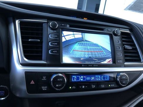 Used 2019 Toyota Highlander XLE AWD/4WD image 30