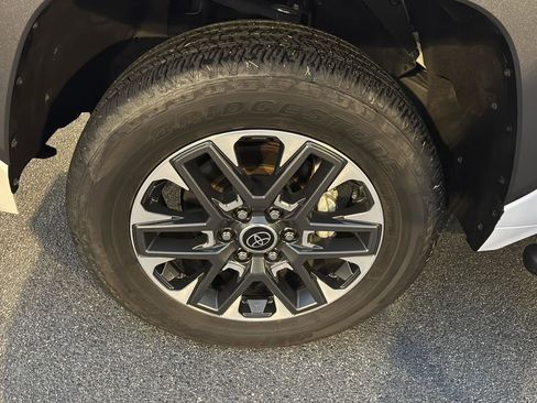 Used 2024 Toyota Tundra Limited image 33