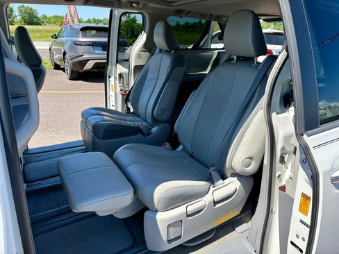 Used 2013 Toyota Sienna Limited w/ Premium Pkg FWD image 21