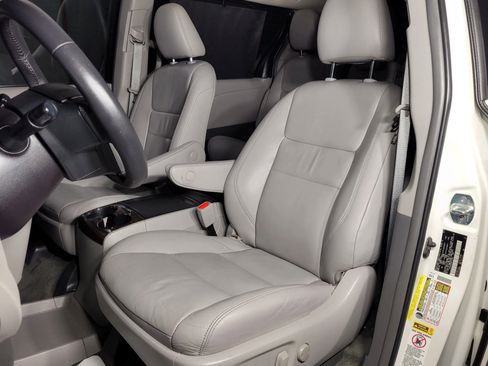 Used 2016 Toyota Sienna XLE image 19