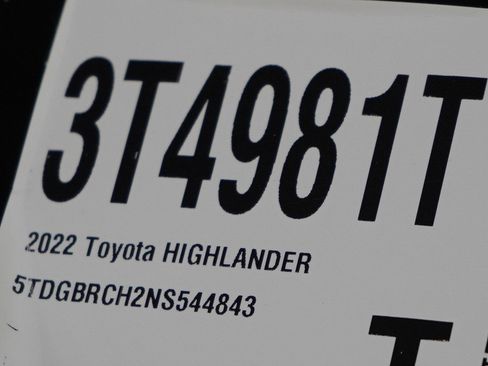 Used 2022 Toyota Highlander XLE AWD/4WD image 31