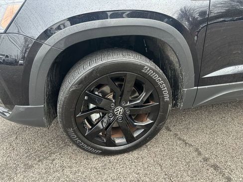 Used 2022 Volkswagen Taos SE w/ Panoramic Sunroof Package image 2