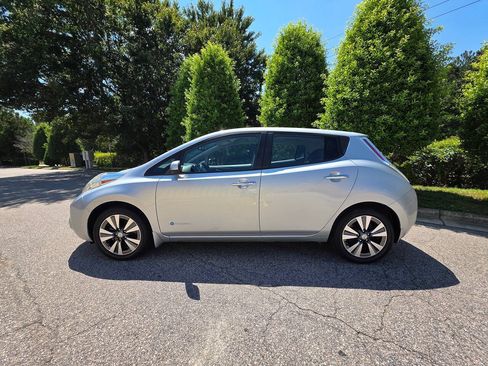 Used 2015 Nissan Leaf SL w/ Premium Package FWD image 2