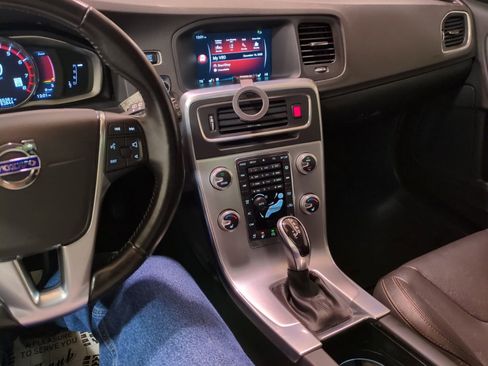 Used 2017 Volvo V60 T5 Cross Country Platinum w/ Climate Package image 21