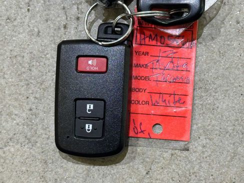 Used 2017 Toyota Tacoma TRD Off-Road image 32