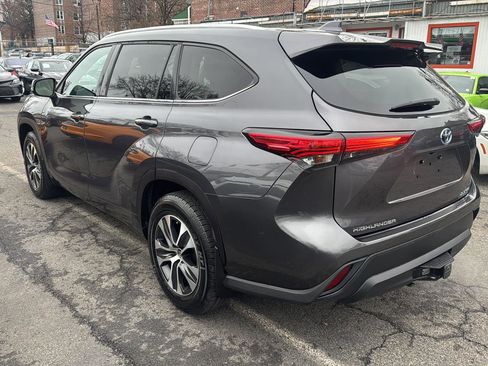 Used 2022 Toyota Highlander XLE image 5