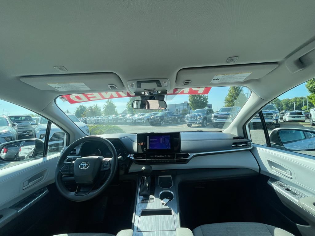 Used 2025 Toyota Sienna LE FWD image 25