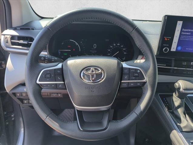 Used 2025 Toyota Sienna XLE FWD image 13