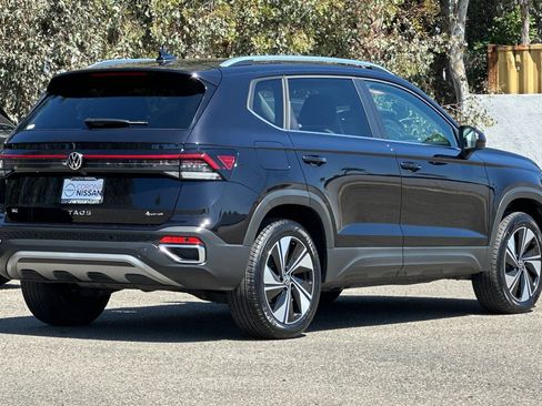 Used 2025 Volkswagen Taos SE AWD/4WD image 4