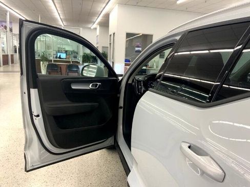 Used 2022 Volvo XC40 T4 Momentum image 26