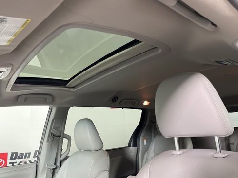 Used 2016 Toyota Sienna XLE image 5