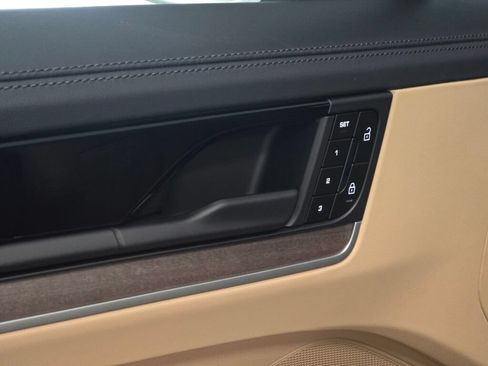 Certified 2025 Porsche Cayenne E-Hybrid Coupe AWD/4WD image 38