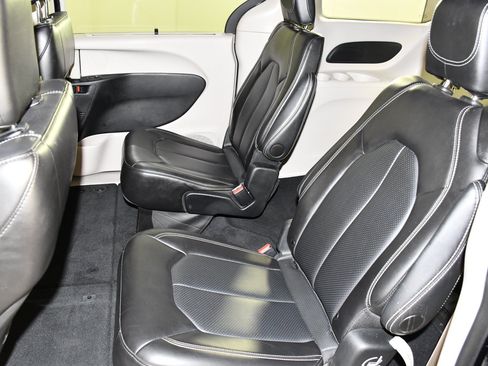 Used 2024 Chrysler Pacifica Touring-L FWD image 46