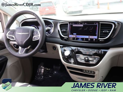 Used 2024 Chrysler Pacifica Touring-L FWD image 13