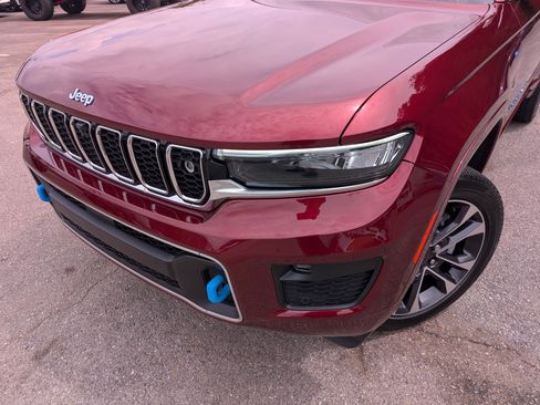 Used 2023 Jeep Grand Cherokee Overland w/ Advanced Protech Group III AWD/4WD image 13