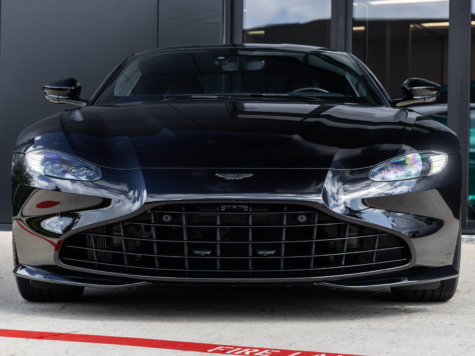 Used 2023 Aston Martin V8 Vantage Coupe RWD image 4