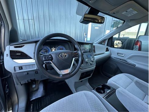 Used 2018 Toyota Sienna LE image 2
