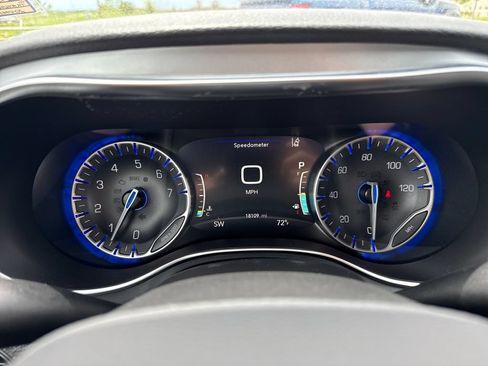 Used 2026 Chrysler Pacifica Limited FWD image 18