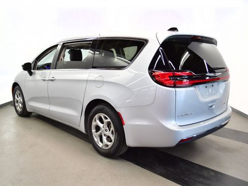 Used 2024 Chrysler Pacifica Limited FWD image 5