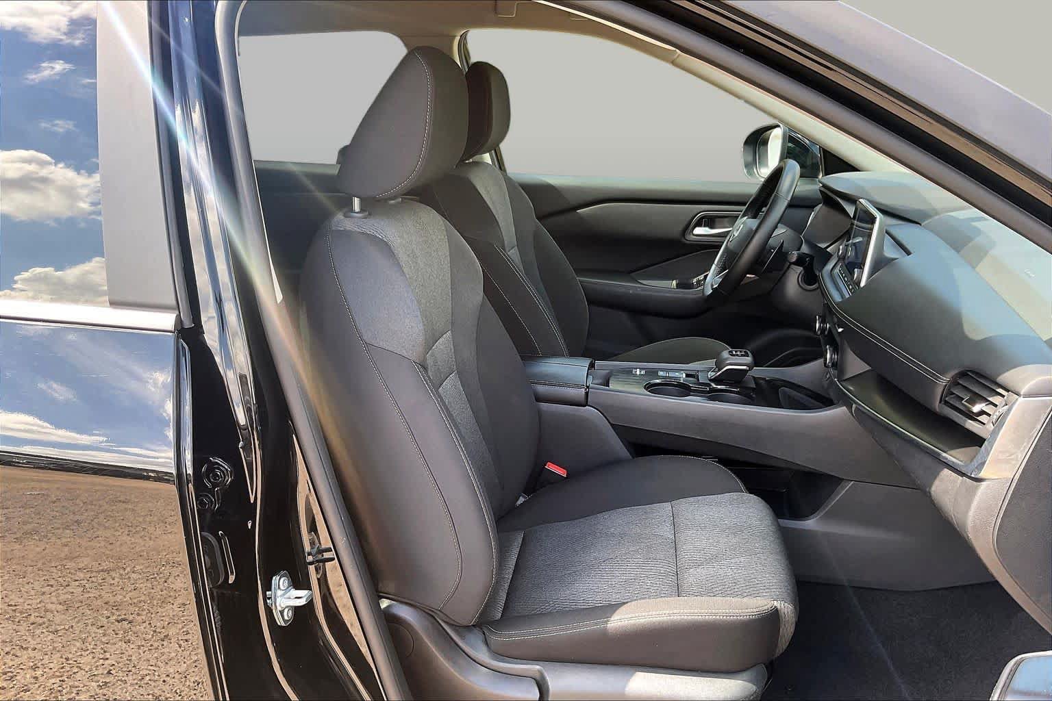 Used 2025 Nissan Rogue SV FWD image 9