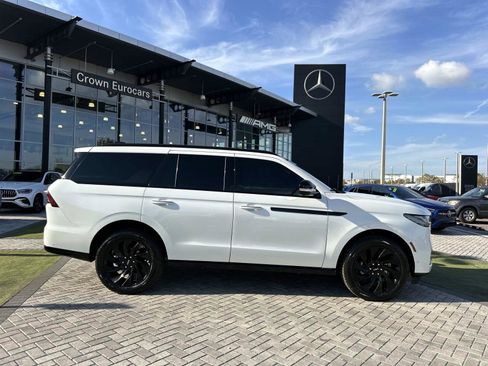 Used 2025 Lincoln Navigator Reserve w/ Jet Appearance Package image 3