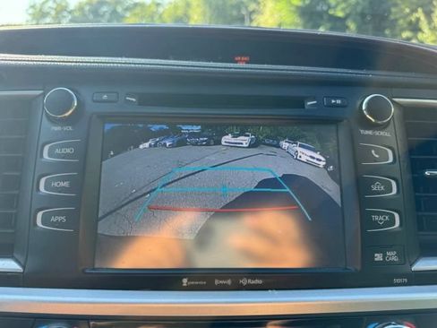 Used 2018 Toyota Highlander XLE AWD/4WD image 16
