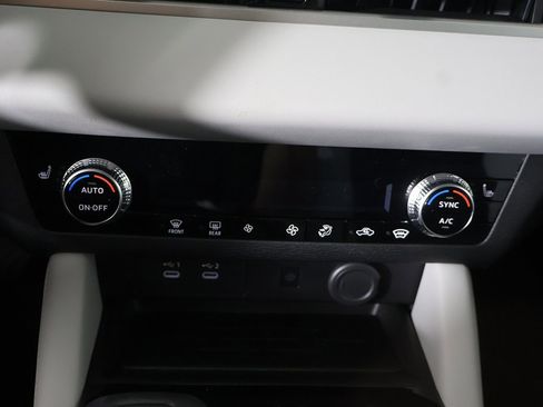 New 2025 Mitsubishi Outlander SE image 49