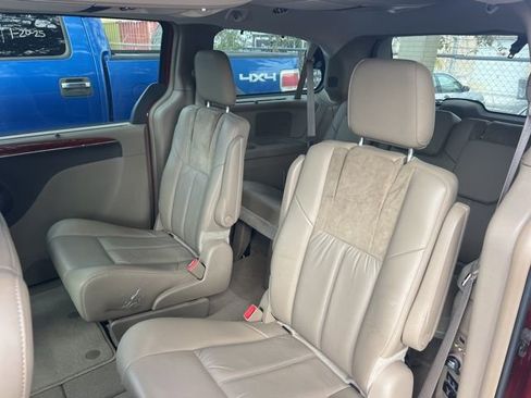 Used 2015 Chrysler Town & Country Limited Platinum image 6