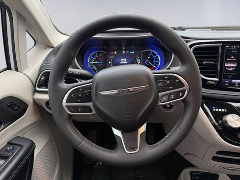 Certified 2024 Chrysler Pacifica Select image 4