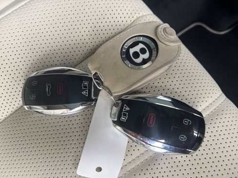 Used 2024 Bentley Bentayga Plug-In Hybrid image 29