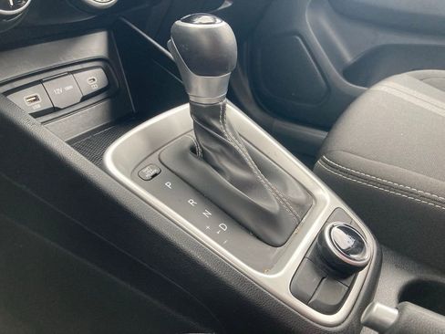 Used 2025 Hyundai Venue SEL image 25