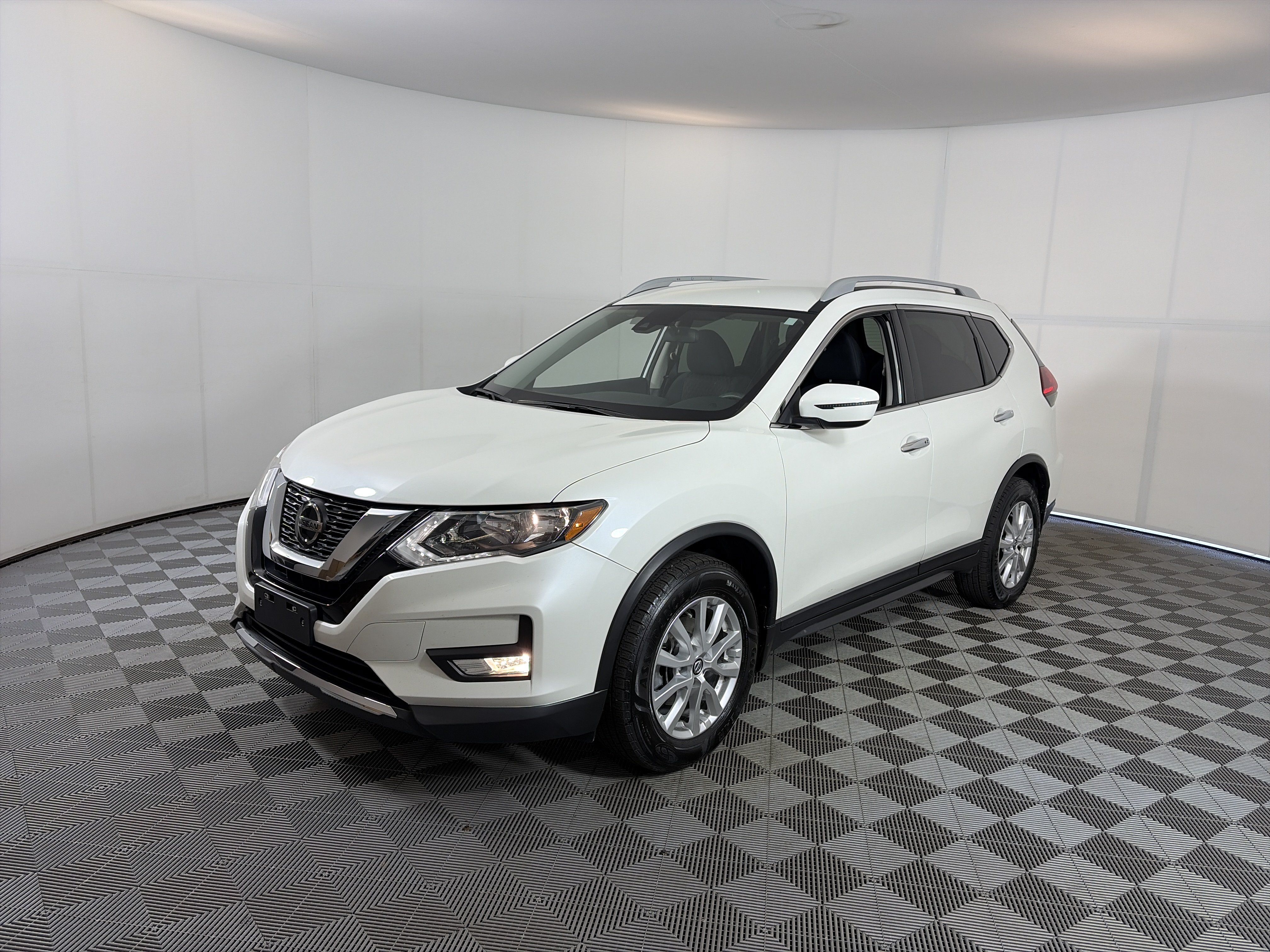 Used 2019 Nissan Rogue SV FWD image 2