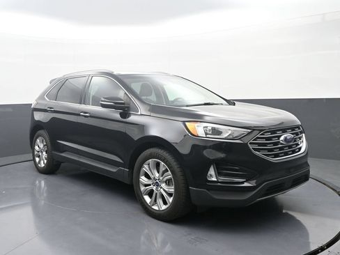 Used 2019 Ford Edge Titanium w/ Cold Weather Package AWD/4WD image 3
