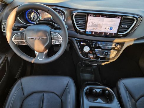 Used 2025 Chrysler Pacifica Select image 27