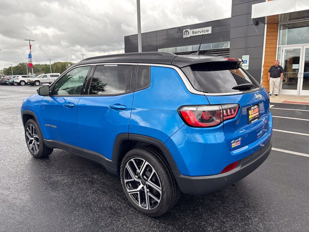 Used 2025 Jeep Compass Limited AWD/4WD image 3