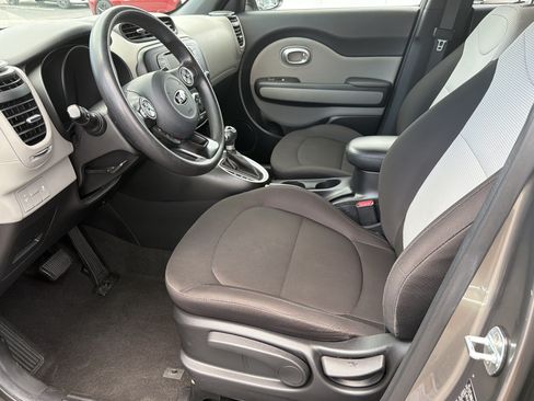 Used 2018 Kia Soul FWD image 11
