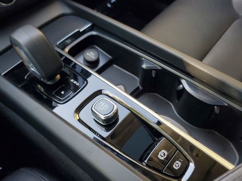 Certified 2025 Volvo XC60 B5 Core AWD/4WD image 27