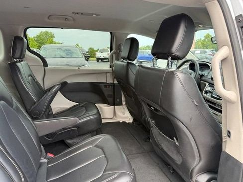 Used 2024 Chrysler Pacifica Touring-L FWD image 11