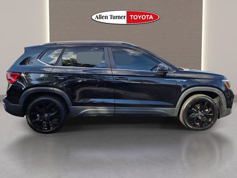 Used 2023 Volkswagen Taos SE w/ Panoramic Sunroof Package FWD image 6