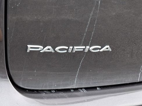 Certified 2022 Chrysler Pacifica Touring-L image 36
