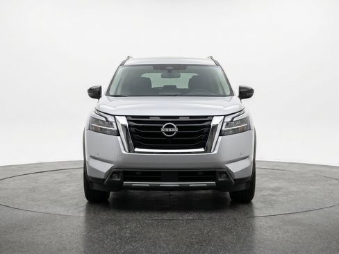 Used 2025 Nissan Pathfinder SV FWD image 2