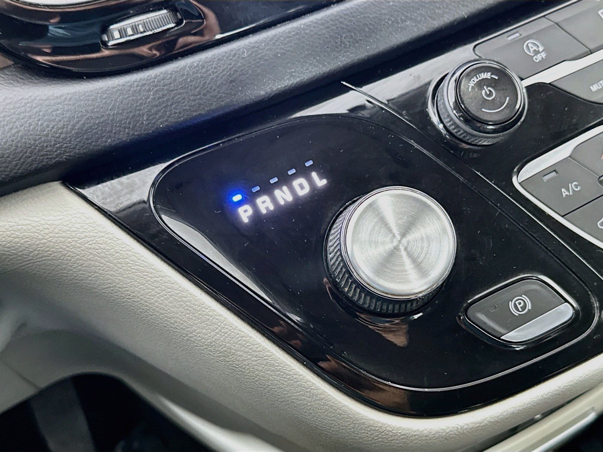 Used 2018 Chrysler Pacifica Touring-L Plus FWD image 17