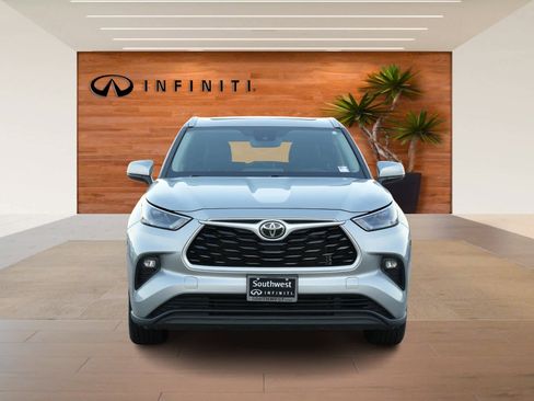 Used 2022 Toyota Highlander XLE image 2