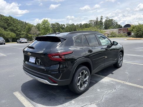 New 2026 Chevrolet Trax LT w/ Driver Confidence Package FWD image 5
