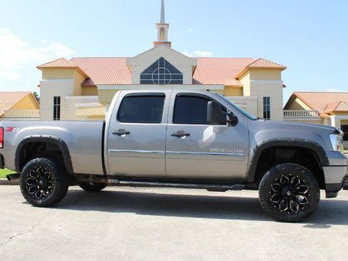Used 2013 GMC Sierra 2500 Denali w/ Suspension Package, Off-Road AWD/4WD image 3