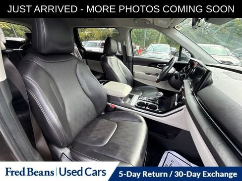 Used 2023 Kia Carnival EX FWD image 17