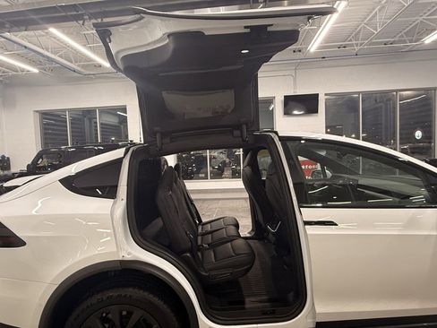 Used 2023 Tesla Model X image 9